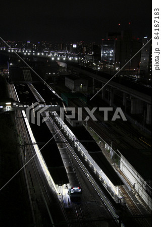 終電近い田端駅に停車中の山手線 終電近い田端駅に停車中の山手線 84187183