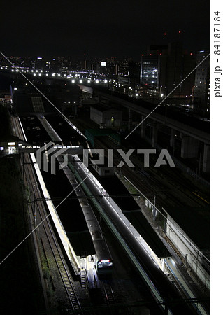 終電近い田端駅に停車中の山手線 84187184