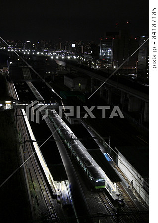 終電近い田端駅に停車中の山手線 終電近い田端駅に停車中の山手線 84187185
