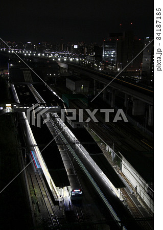 終電近い田端駅に停車中の山手線 84187186