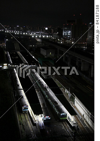 終電近い田端駅に停車中の山手線・京浜東北線 84187188