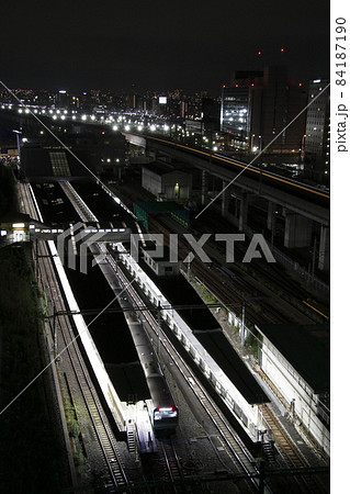 終電近い田端駅に停車中の山手線・京浜東北線 84187190