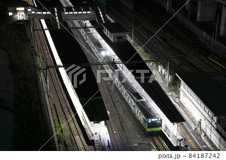 終電近い田端駅に停車中の山手線（トウ12：架線状態監視装置） 84187242
