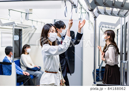 マスクをつけて電車に乗る乗客 マスクをつけて電車に乗る乗客 84188062