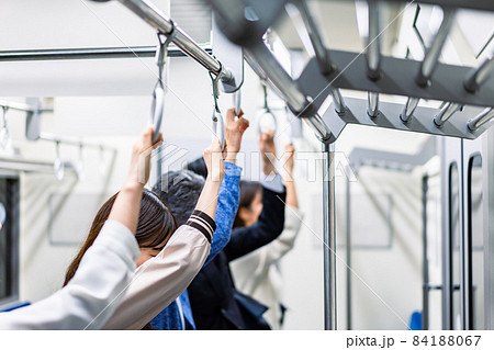 電車 車内 電車 車内 84188067