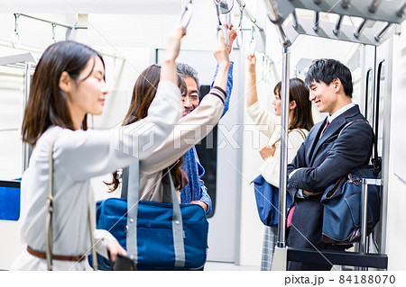 電車・地下鉄で移動する人々 84188070