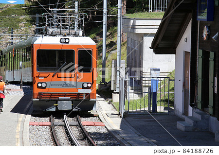 ゴルナーグラート登山鉄道 フィンデルバッハ駅 ゴールナーグラート駅からの電車がツェルマット駅に出発 ゴルナーグラート登山鉄道 フィンデルバッハ駅 ゴールナーグラート駅からの電車がツェルマット駅に出発 84188726