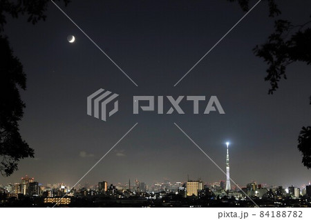 東京都 三日月とスカイツリーのある東京夜景 東京都 三日月とスカイツリーのある東京夜景 84188782