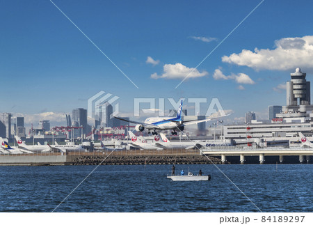 【浮島町公園からA滑走路に着陸するANA機と気象台　空合成】 84189297