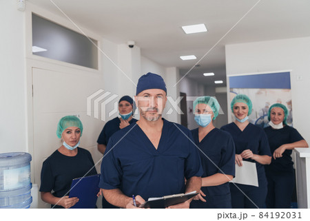 orthopedic doctor working together with his multiethnic team  84192031