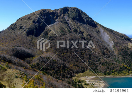前白根山から見た秋の日光白根山と五色沼 84192962