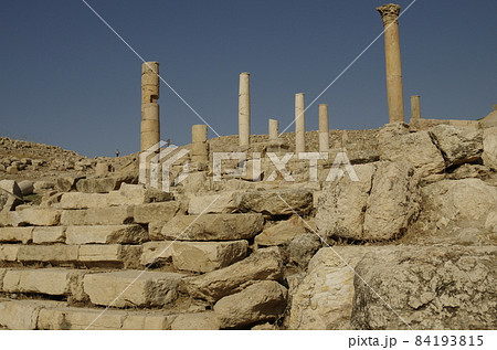 【ヨルダン】イルビッド、郊外にある遺跡の石柱 【ヨルダン】イルビッド、郊外にある遺跡の石柱 84193815