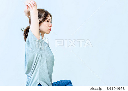 ストレッチをする若い女性 ストレッチをする若い女性 84194968