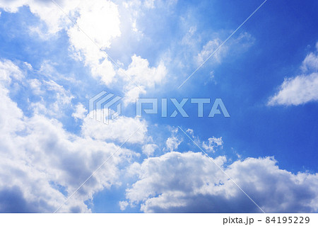 青空と白い雲の背景素材_q_01 84195229
