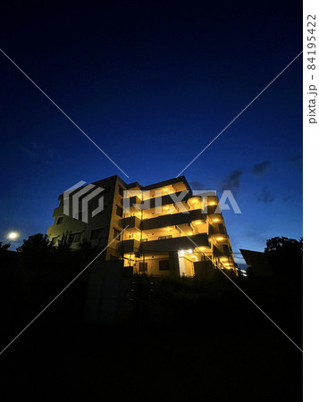 灯が灯った夜のマンションの外観_04 灯が灯った夜のマンションの外観_04 84195422