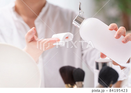 女性、スキンケアの準備 84195423