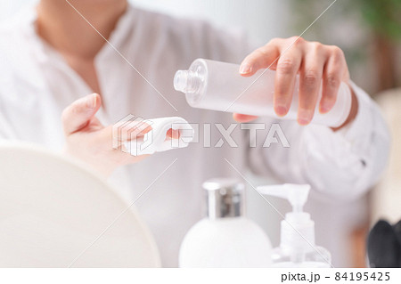 女性、スキンケアの準備 84195425