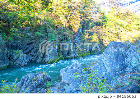高津戸峡 高津戸渓谷 紅葉はじめ 秋の風景 高津戸峡 高津戸渓谷 紅葉はじめ 秋の風景 84196063