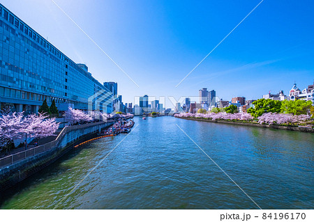 大阪の街と大川の桜 84196170