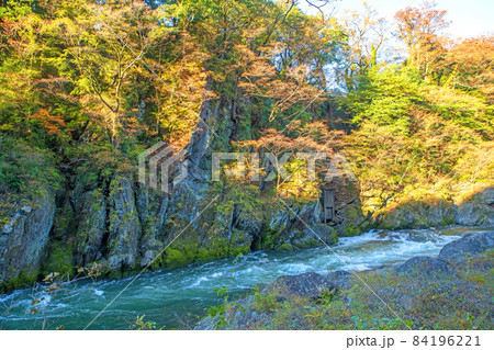 高津戸峡　高津戸渓谷　紅葉はじめ　秋の風景 84196221