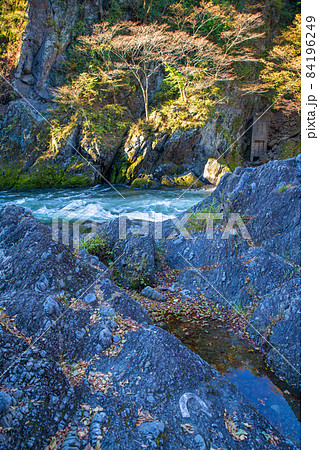 高津戸峡　高津戸渓谷　紅葉はじめ　秋の風景 84196249