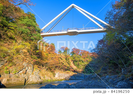 高津戸峡　高津戸渓谷　はねたき橋　紅葉はじめ　秋の風景 84196250