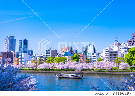 大阪の街と大川の桜 大阪の街と大川の桜 84196297
