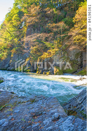 高津戸峡　高津戸渓谷　紅葉はじめ　秋の風景 84196361