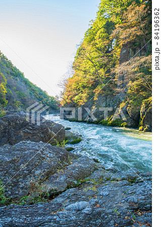 高津戸峡　高津戸渓谷　紅葉はじめ　秋の風景 84196362