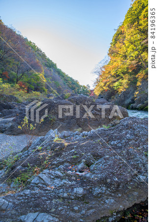 高津戸峡　高津戸渓谷　紅葉はじめ　秋の風景 84196365