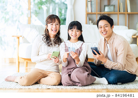 家族 ファミリー スマホ 親子 リビング ライフスタイル 家族 ファミリー スマホ 親子 リビング ライフスタイル 84196481