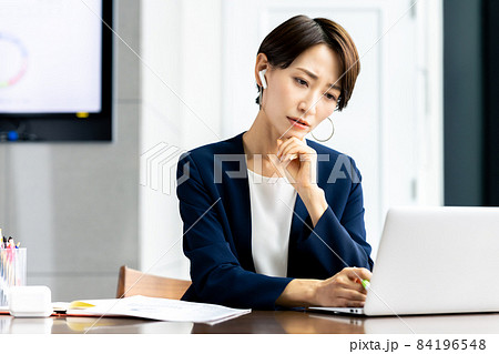 web会議で悩むミドルのビジネスウーマン web会議で悩むミドルのビジネスウーマン 84196548