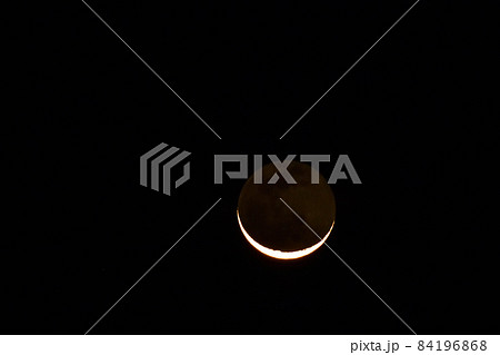 北杜市白州町、夜明けの空の上った月齢27.7の細い月 84196868