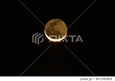 北杜市白州町、夜明けの空の上った月齢27.7の細い月 84196869