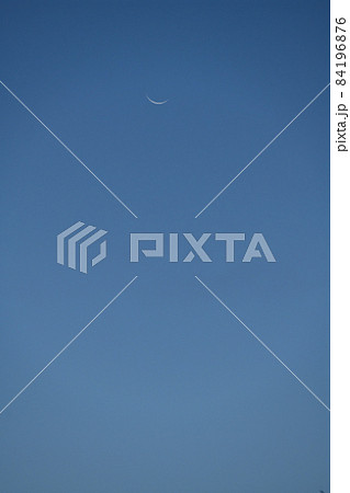 北杜市白州町、夜明けの空の上った月齢27.7の細い月（画面中央上） 84196876