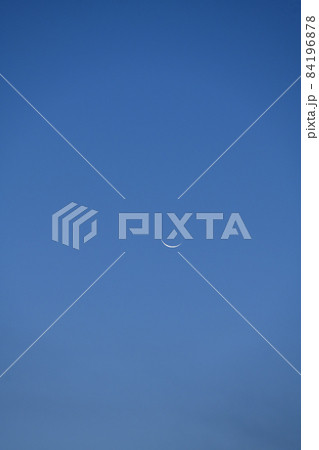 北杜市白州町、夜明けの空の上った月齢27.7の細い月（画面中央やや右） 84196878