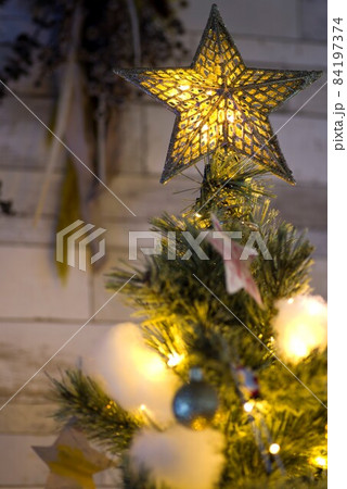 クリスマスツリーの先端の星が光っています。 84197374