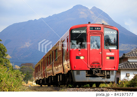 由布岳と赤い列車（JR九州 キハ220形） 84197577