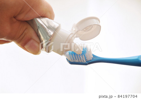 歯ブラシに歯磨き粉を塗る 歯ブラシに歯磨き粉を塗る 84197704