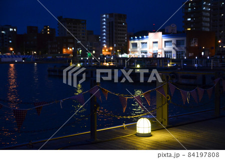 足元を照らすランプと夜の門司港 84197808
