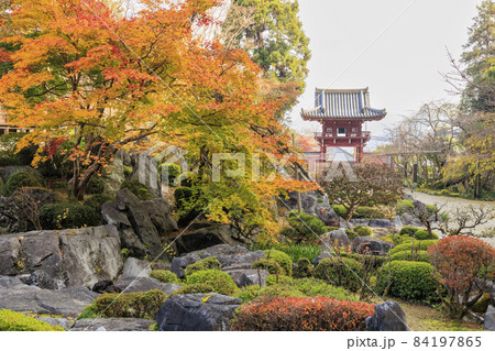 紅葉真っ盛りの當麻寺奥の院 84197865