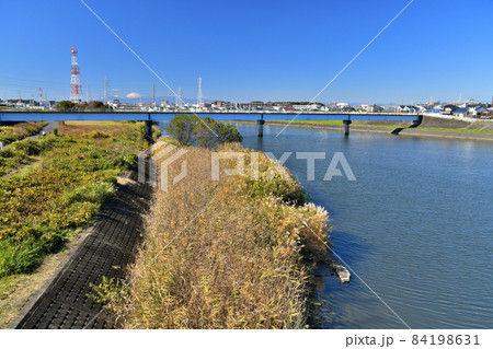 鷹野大橋/鶴見川より上流方向を望む(神奈川県横浜市)【2021.11】 鷹野大橋/鶴見川より上流方向を望む(神奈川県横浜市)【2021.11】 84198631