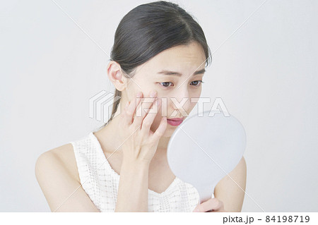 女性　肌トラブル 84198719