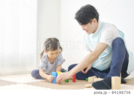 保育士と　女の子 84198756