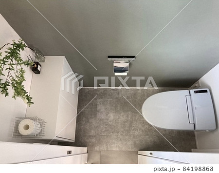 上から撮ったグレーと白のモノトーンのトイレ 84198868