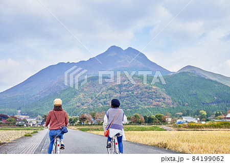 自転車で湯布院を散策する若い女性と友達 自転車で湯布院を散策する若い女性と友達 84199062