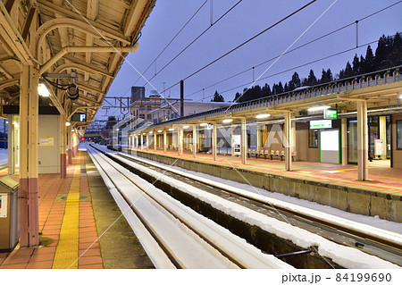新潟　夜のJR上越線小出駅構内 84199690