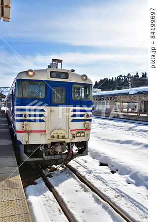 新潟 JR小出駅に停車中の新潟色キハ40系気動車 新潟 JR小出駅に停車中の新潟色キハ40系気動車 84199697