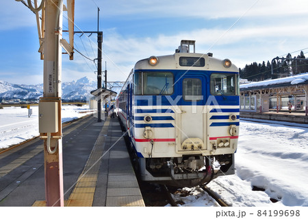 新潟 JR小出駅に停車中の新潟色キハ40系気動車 新潟 JR小出駅に停車中の新潟色キハ40系気動車 84199698