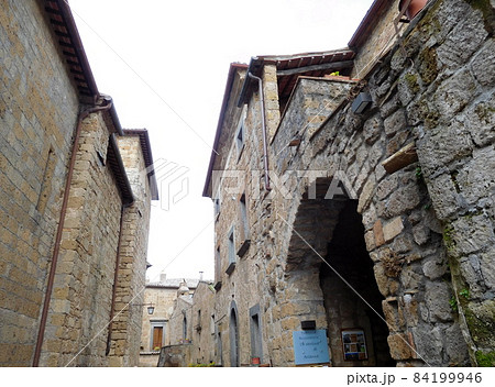 イタリア　チヴィタディバニョレージョの路地 84199946